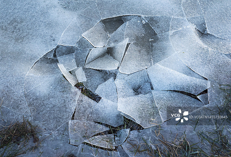 脚踩碎了冰图片素材