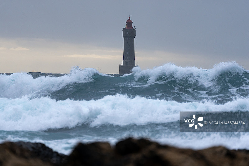 布列塔尼海浪与母马灯塔图片素材