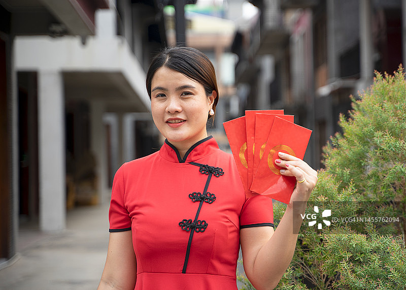 女性拿着中国新年红包的特写图片素材