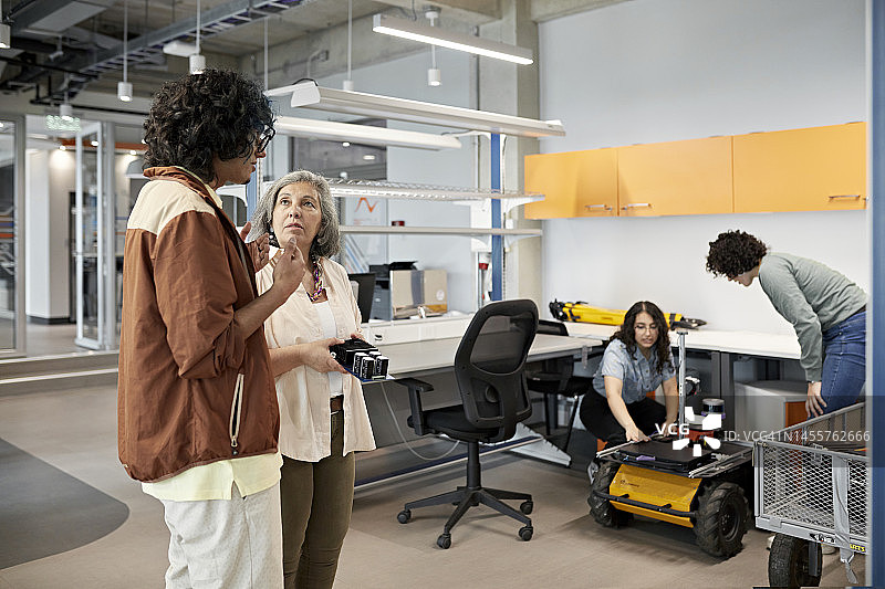 老师和大学生在工程实验室图片素材