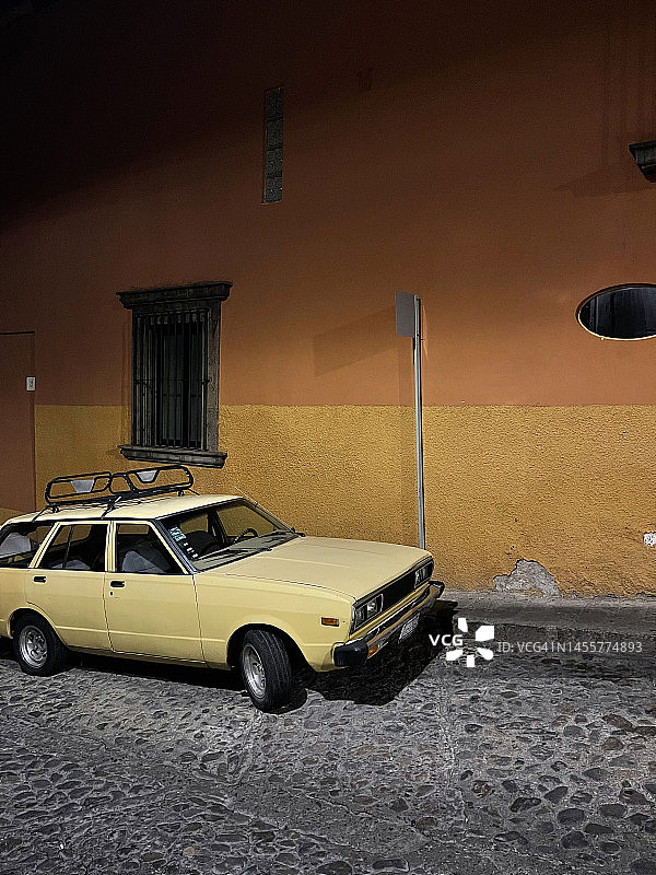 黄色停放的汽车图片素材