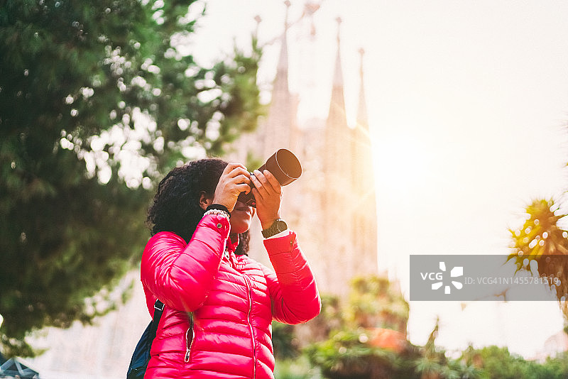 女游客用相机探索巴塞罗那图片素材