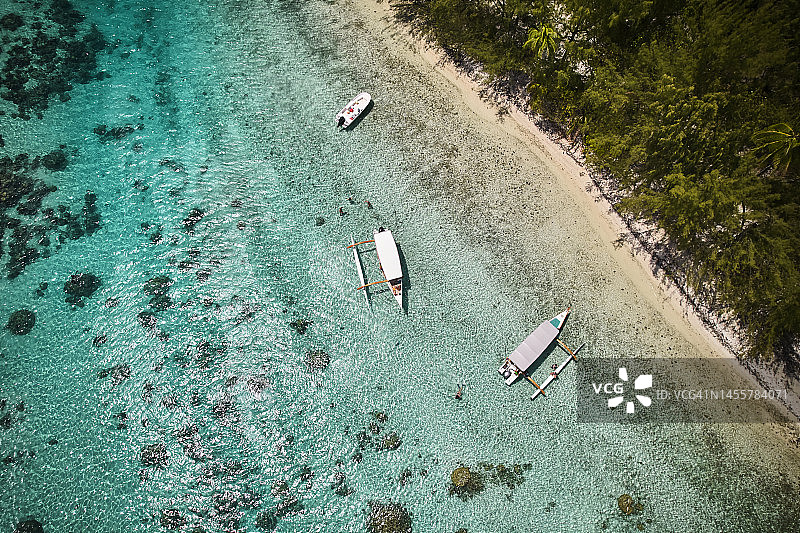 泻湖中的旅游船航拍图片素材