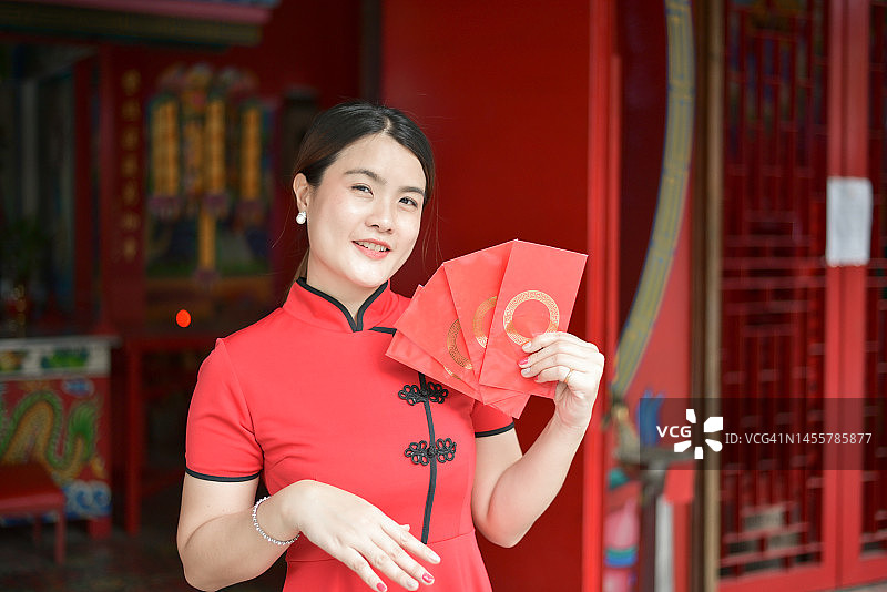 红包：一种装纸币或钱的红色信封，常用于在各种吉日互赠图片素材