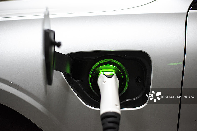 电动汽车充电站为电动汽车电池充电图片素材