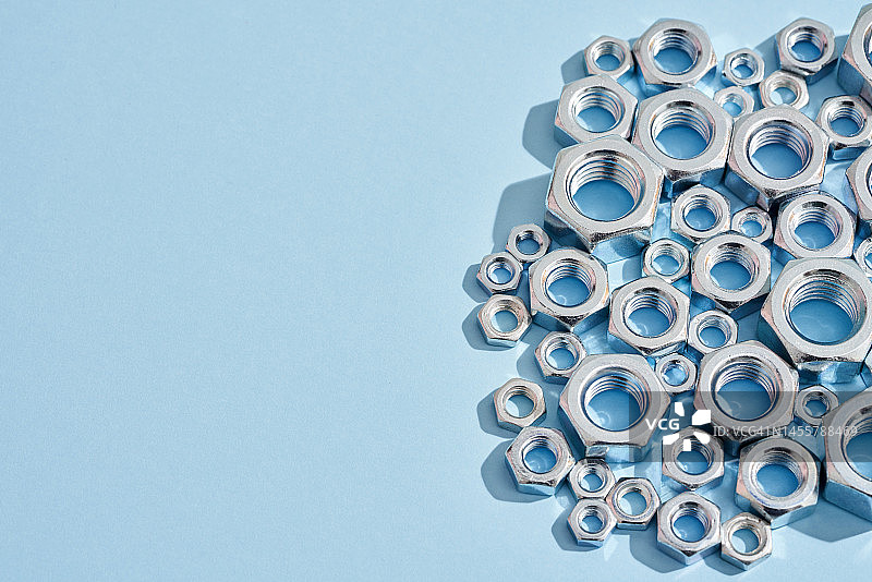 蓝色背景上的多个六角螺母图片素材