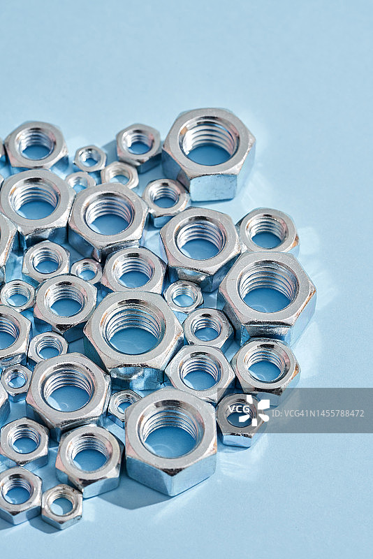 蓝色背景上的多个六角螺母图片素材