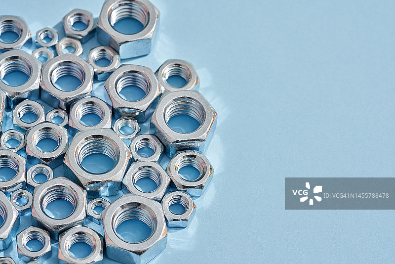 蓝色背景上的多个六角螺母图片素材