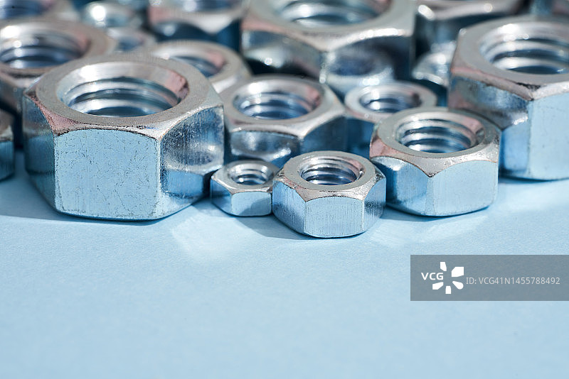 蓝色背景上的多个六角螺母图片素材