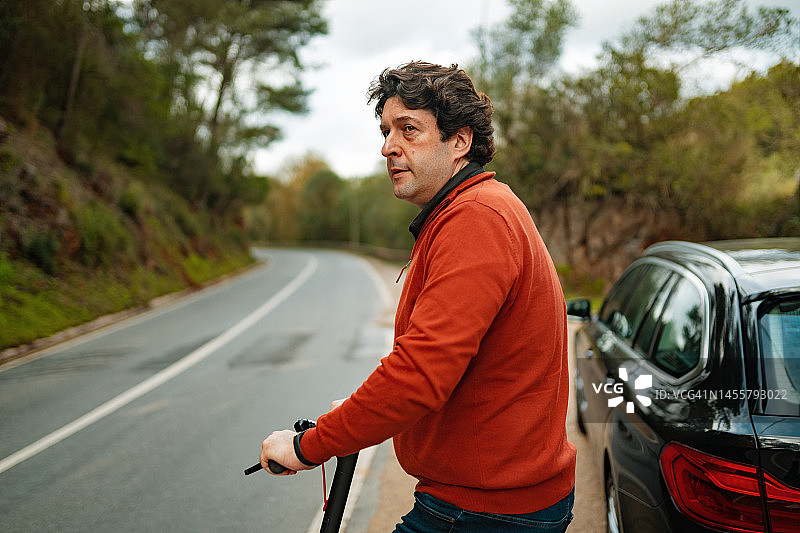 道路上的滑板车图片素材