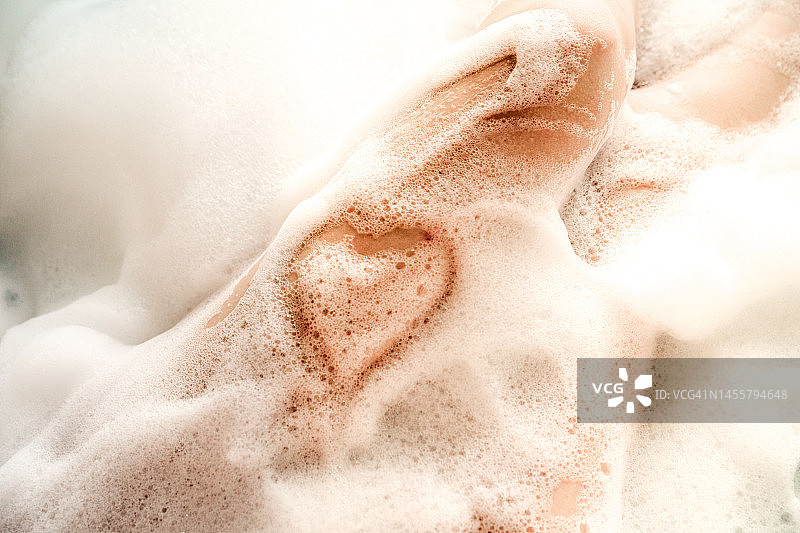 女人泡泡浴。放松和美容护理。自然美，日常护肤程序。保湿，清洁图片素材