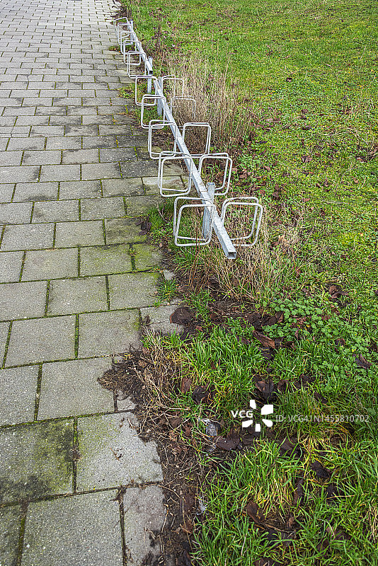 草地附近的金属自行车架图片素材