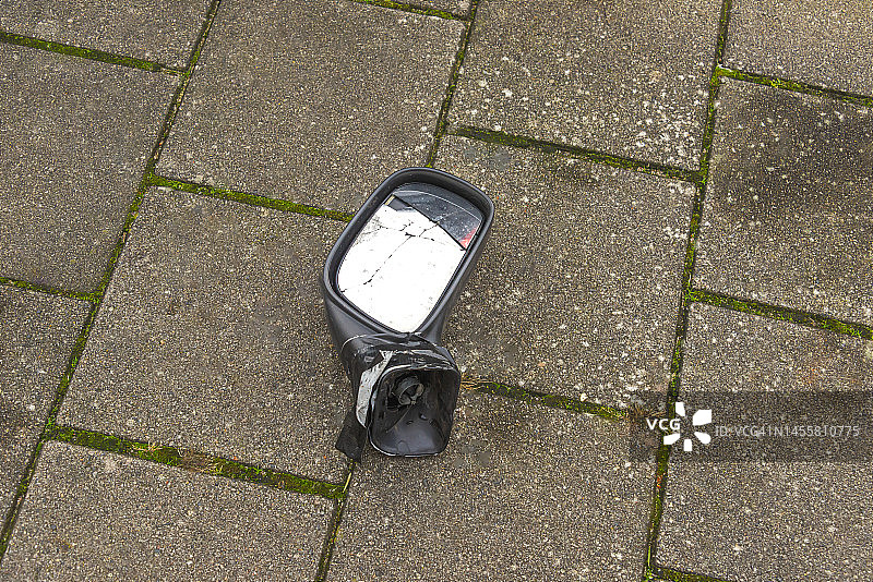 后视镜与破裂的玻璃图片素材