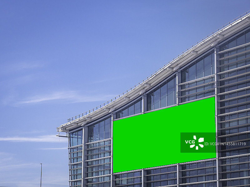 英国伦敦机场航站楼的绿屏色键数字广告牌图片素材