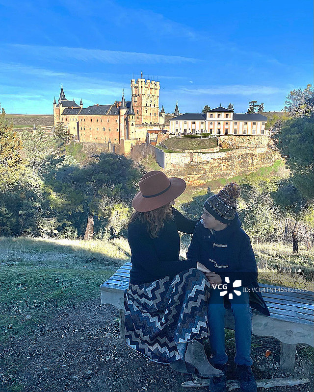 母亲和儿子在西班牙塞哥维亚城堡前图片素材