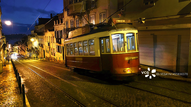夜幕下的里斯本有轨电车图片素材