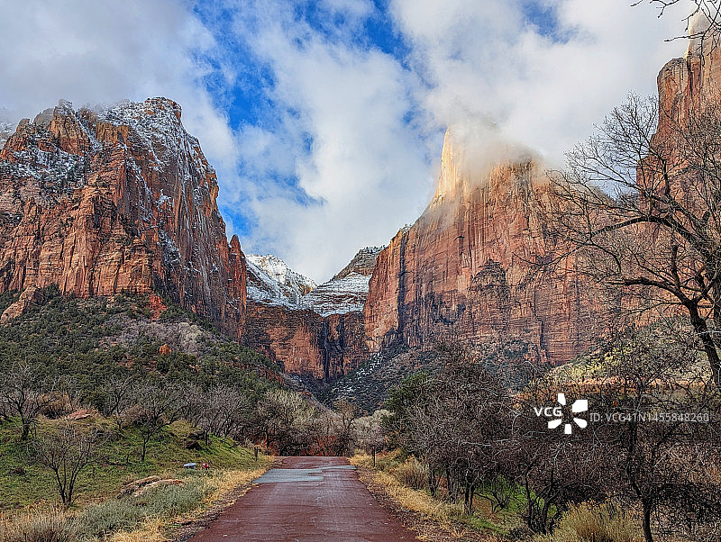 2023年1月初锡安国家公园：从人文历史博物馆附近的道路远眺，可见雪山背景下的先祖 court图片素材