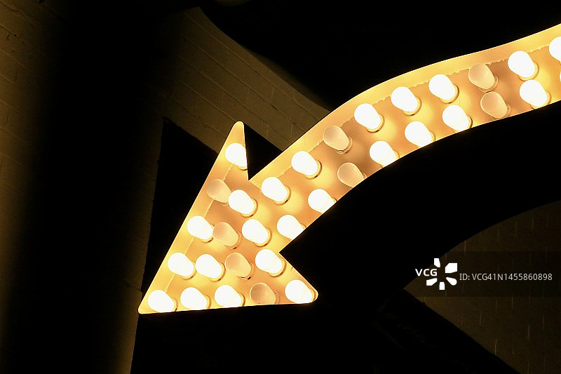 明亮灯光下的箭头图片素材