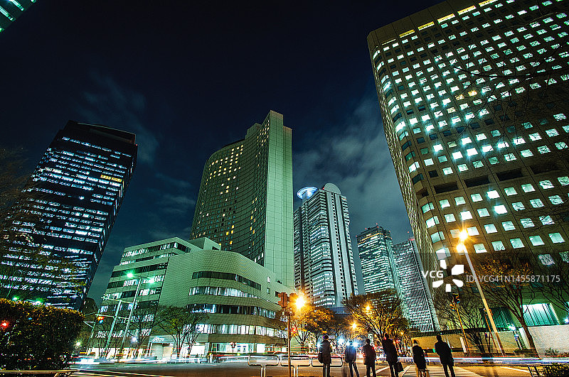 城市夜景：一群人在等红绿灯图片素材