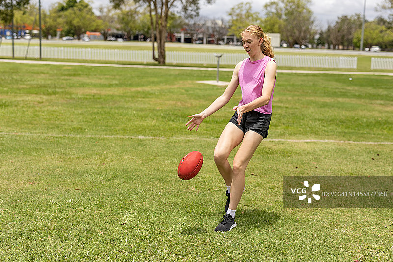 手持澳式橄榄球的少女图片素材