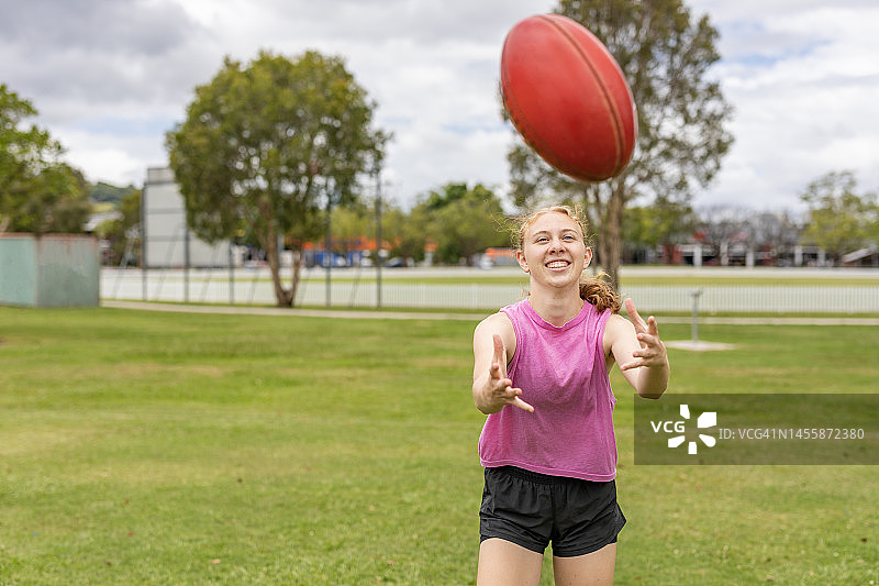 手持澳式橄榄球的少女图片素材