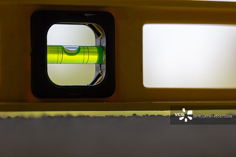 使用水平仪测量墙面水平度的照片（无箭头）图片素材