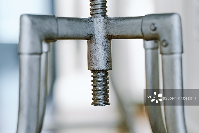 可调节高度吧台凳上的螺纹柱图片素材