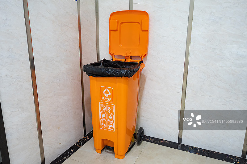 角落里的垃圾桶图片素材