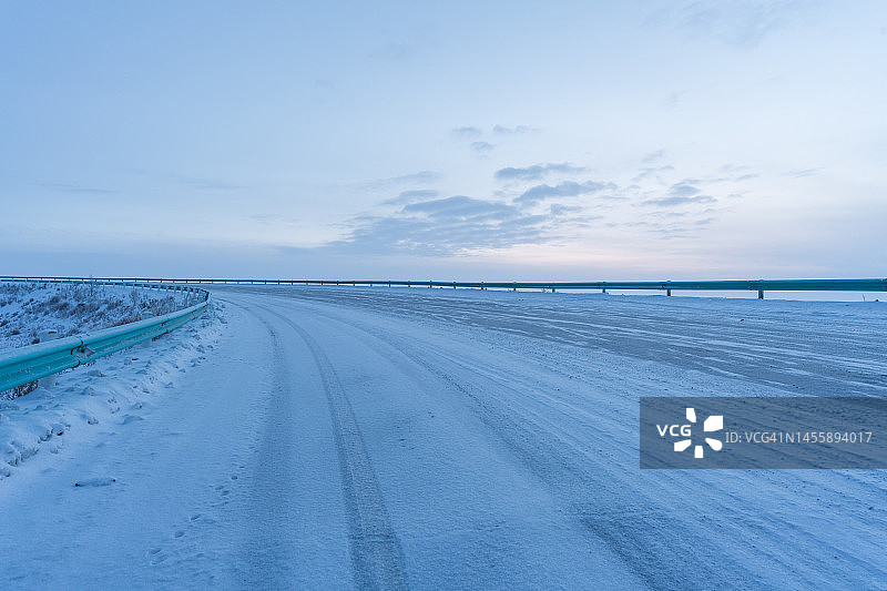 冬季高速公路带雪的匝道入口图片素材
