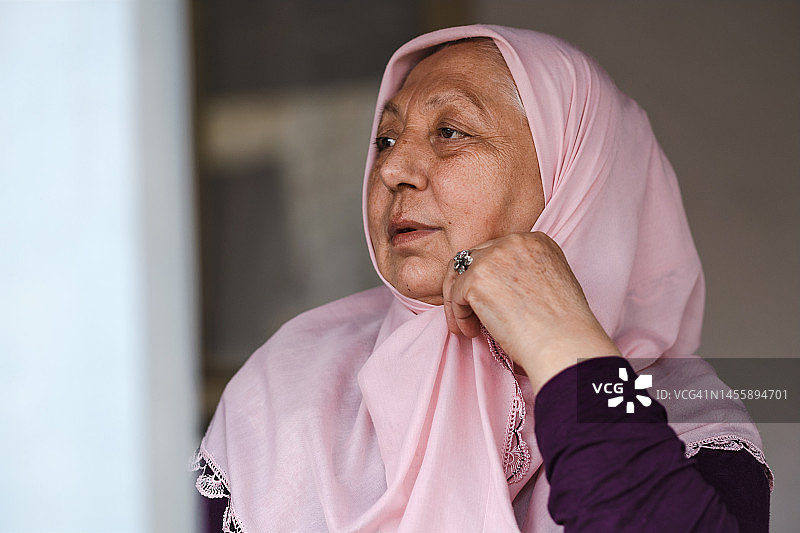 戴面纱的土耳其女性肖像图片素材