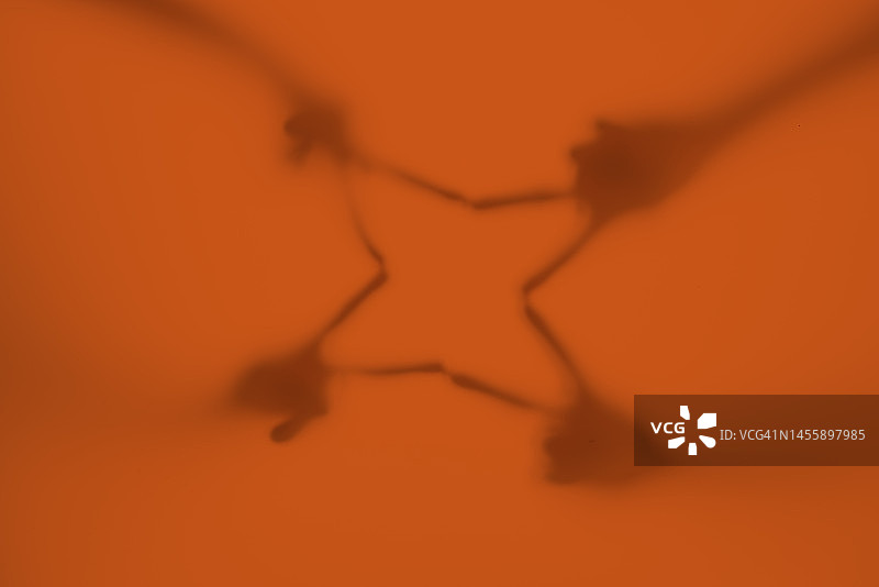 老年夫妇牵手的轮廓图片素材