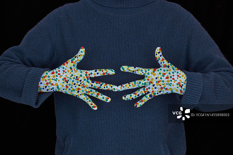 女人手中的彩色圆点图片素材