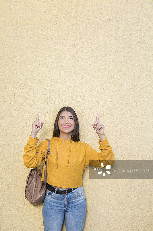 举起双手的快乐年轻女人图片素材