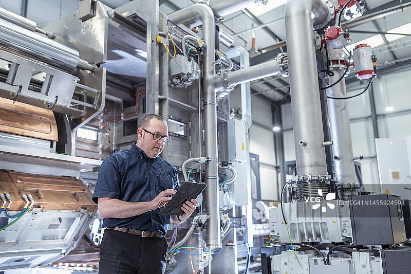 使用真空镀膜机进行汽车电池设计的设计工程师图片素材