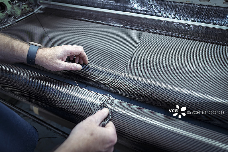 操作员在工厂编织碳纤维，用于汽车制造特写图片素材