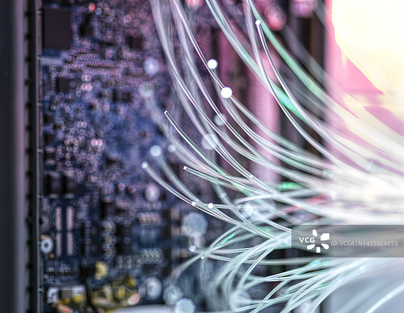 在微孔板中的科学样品正准备在实验室进行研究图片素材