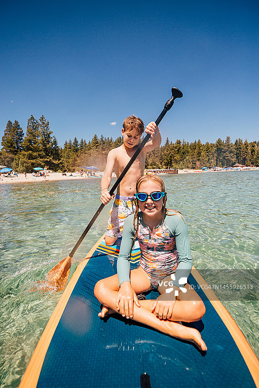 美国加利福尼亚州太浩湖：兄妹在玩桨板图片素材