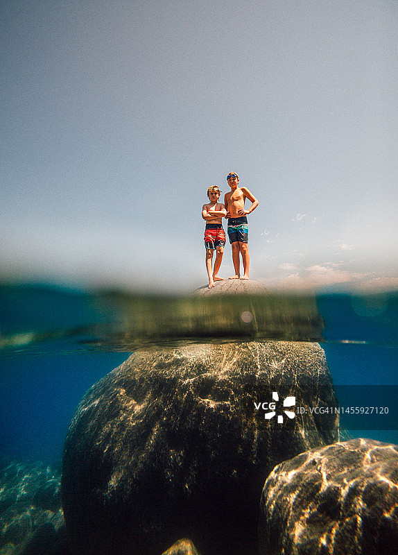 美国加利福尼亚州太浩湖：男孩们站在巨石上图片素材
