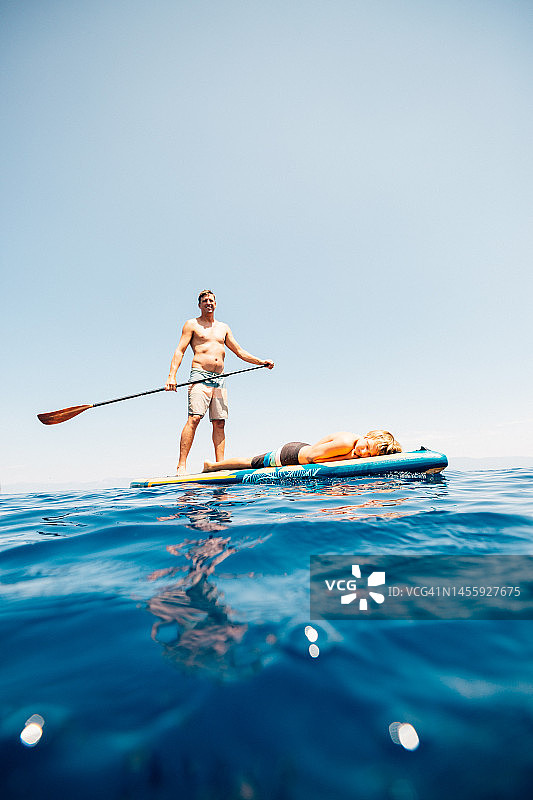美国加利福尼亚州太浩湖上父子桨板冲浪图片素材
