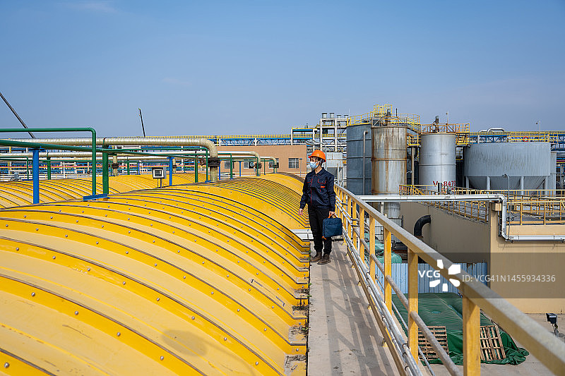 女工程师在化工厂检查设备图片素材