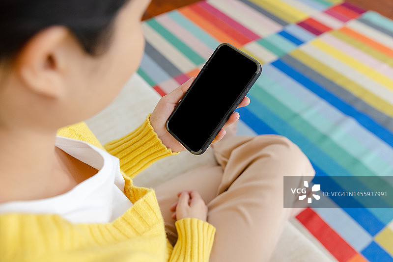 女人在家在线购物图片素材