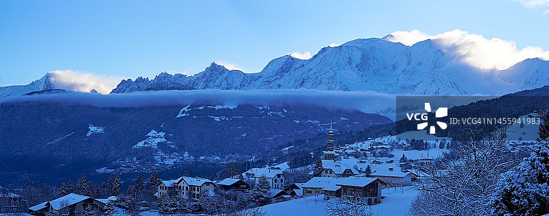 勃朗峰下的孔布卢全景图片素材