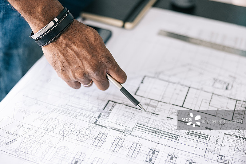 建筑师正在研究蓝图图片素材