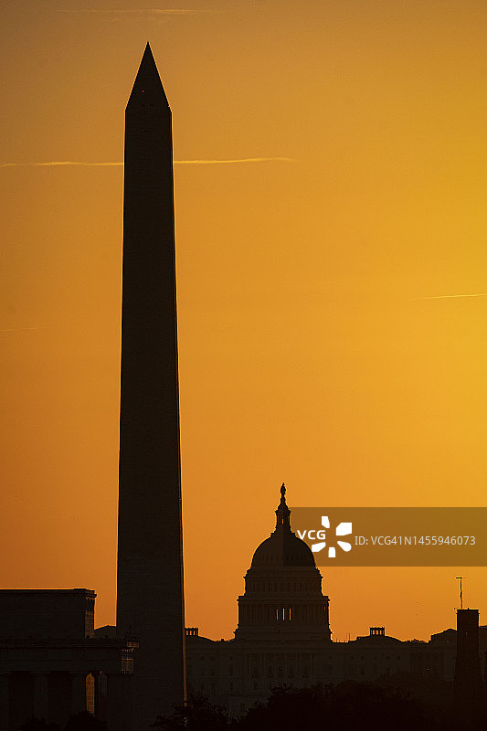 日出时的华盛顿纪念碑和美国国会大厦图片素材