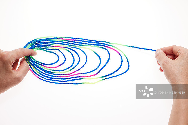 用手摆弄彩色线图片素材