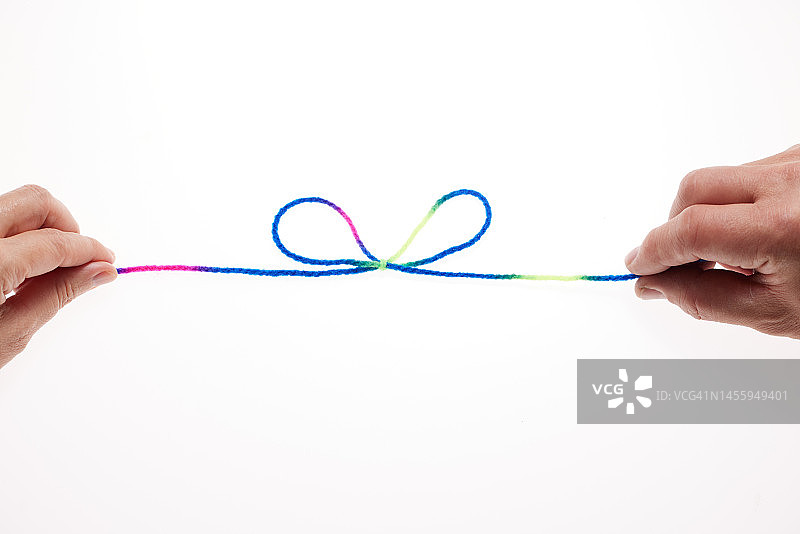 用手摆弄彩色线图片素材