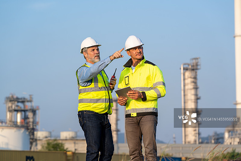 在石油炼油厂工作的电气工程师图片素材