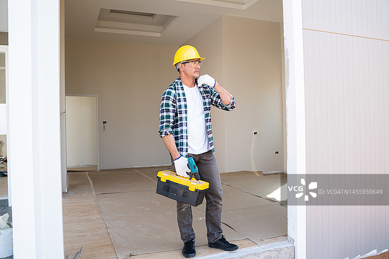 电工手持电钻进行房屋改造图片素材