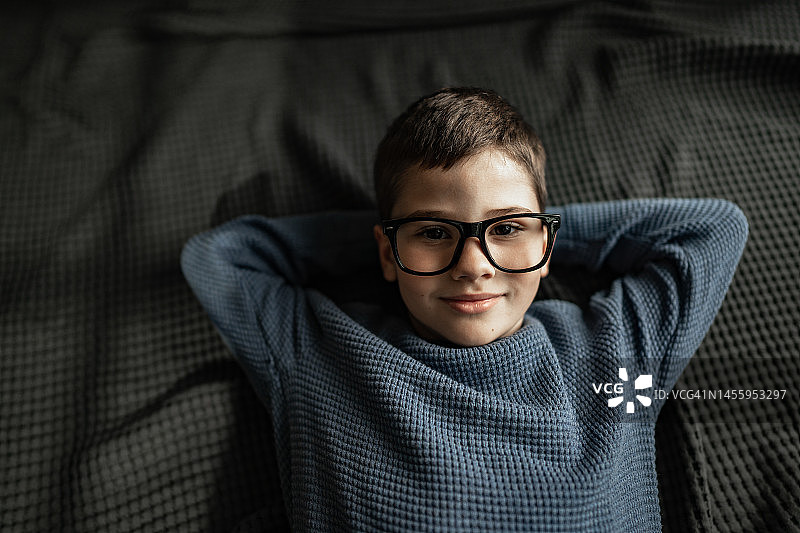 躺在床上的可爱小男孩图片素材