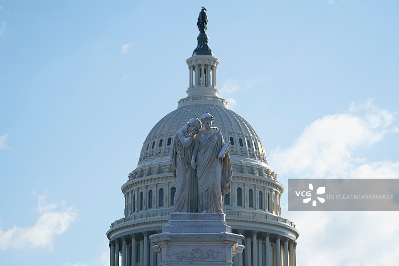 美国国会大厦与和平纪念碑图片素材